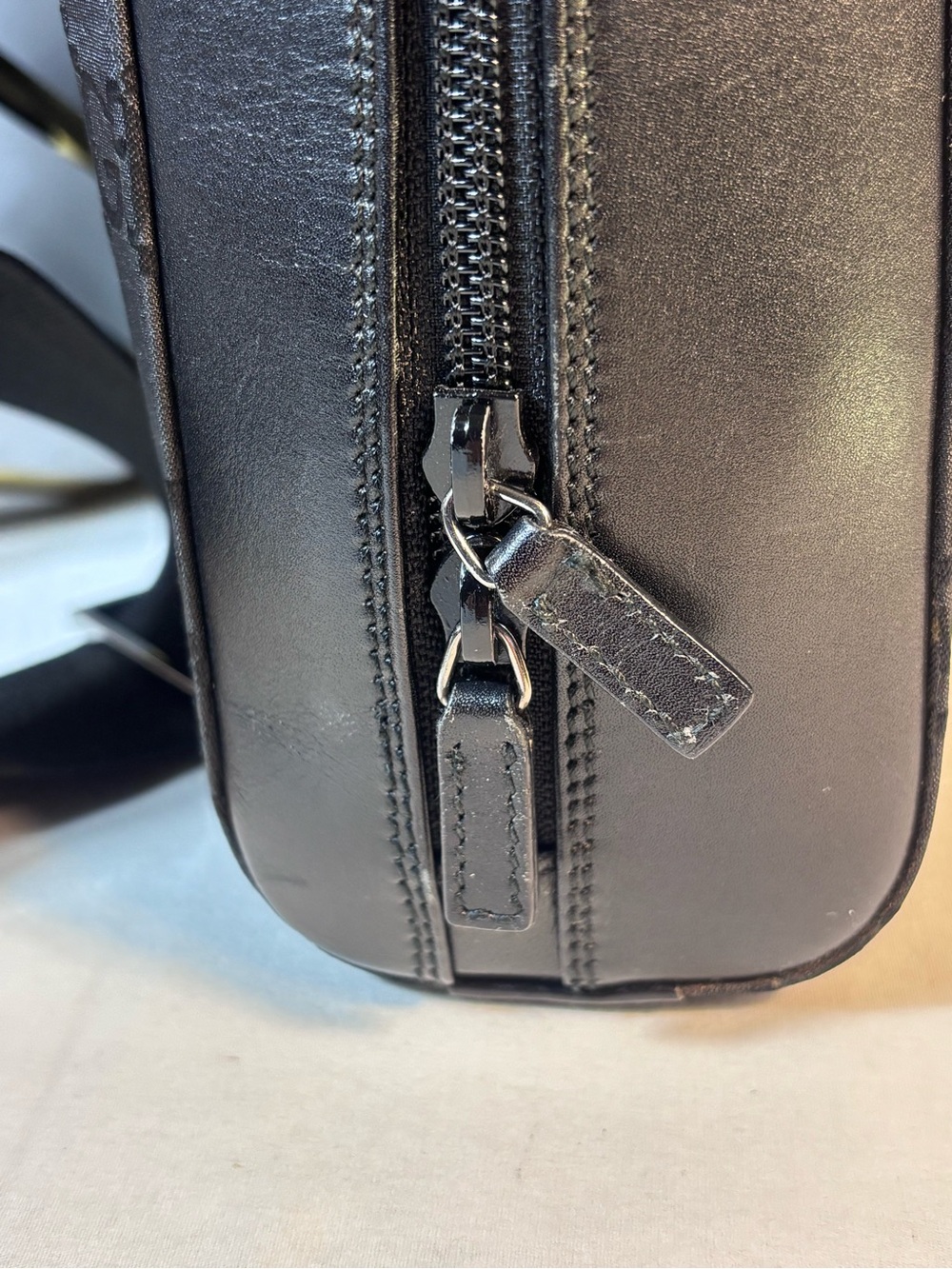 Gucci Logo Black Sling - Picture 4 of 16